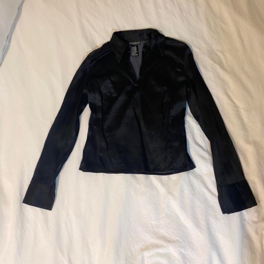 Black silky bebe shirt
-slight crop fit, v-neck fit, & slits at sleeves & waist